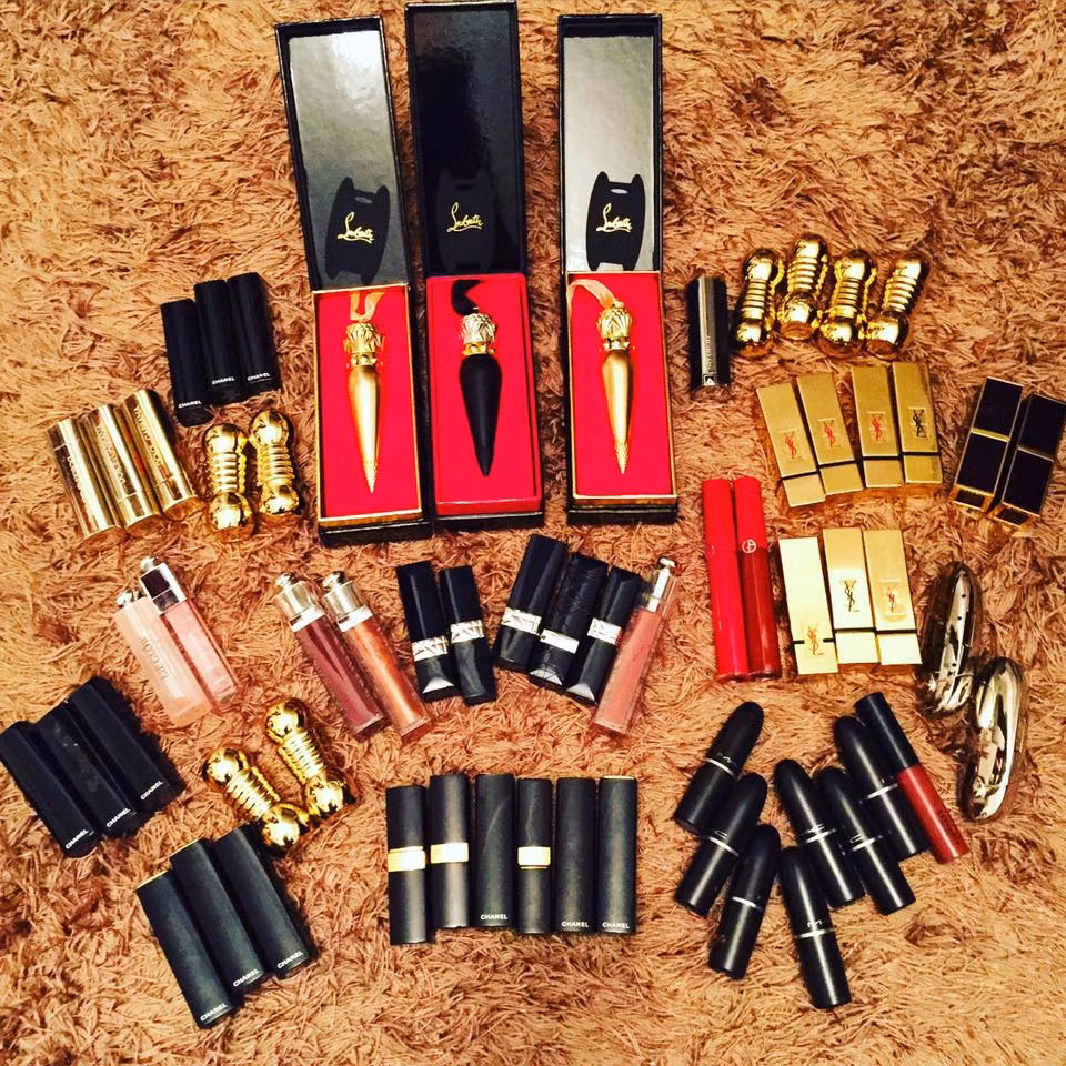 Ngoài đam mê, Thuỳ Anh quyết định mua liền một 5 thỏi son Christian Louboutin còn vì cô luôn tự tin rằng mình có một đôi môi đẹp, gợi cảm. Chính sự tự tin này đã khiến Thuỳ Anh không ngần ngại chi tiền đầu tư vào đam mê và cũng để giúp mình đẹp hơn nữa.