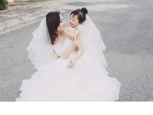 Chị Hải Oanh quyết định cùng bé Rubi chụp một bộ ảnh vừa đặc biệt nhưng cũng rất giản dị để lưu giữ kỷ niệm và tình mẫu tử. Trong bộ ảnh hai mẹ con cùng hoá thân thành những cô dâu xinh xắn trong bộ váy cưới, khăn voan và vui đùa bên nhau.