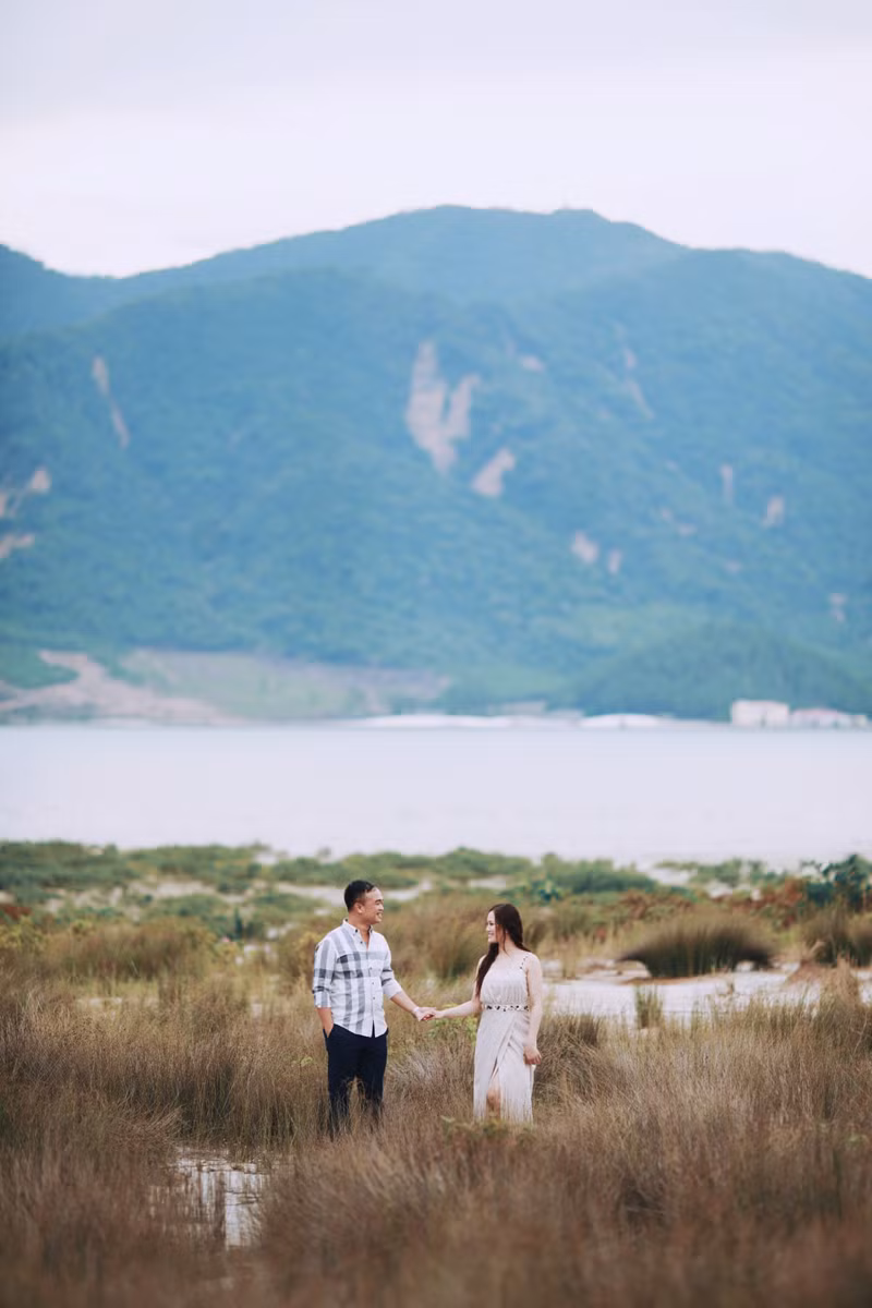 Theo chia sẻ của cô dâu, chú rể, cả đoàn đã cùng nhau ra bến cảng từ rất sớm để đón tàu ra Quan Lạn nhưng vì thời tiết xấu nên không có tàu ra biển, mọi người đành ở lại cảng Cái Rồng, chờ cho mưa ngớt để chụp. Khoảng 2 giờ sau, cô dâu chú rể lại vội vàng quay lại cảng để kịp giờ tàu xuất bến.