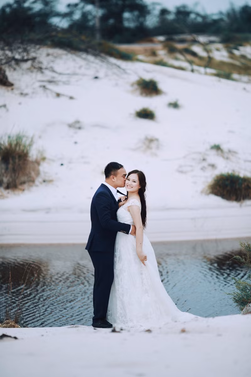 Để có những góc ảnh tuyệt đẹp giữa thiên nhiên, cô dâu chú rể đã phải trải qua một chặng đường di chuyển khá vất vả giữa trời bão.