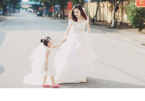 Vì là một bà mẹ đơn thân, từng vượt qua nhiều khó khăn vất vả để nuôi con, nên trước khi bước sang tuổi 30, chị Hải Oanh rất muốn tạo ra được một dấu ấn, một cái gì đó để lưu giữ những khoảnh khắc ngọt ngào nhất, đậm tình mẫu tử với thiên thần nhỏ của mình.