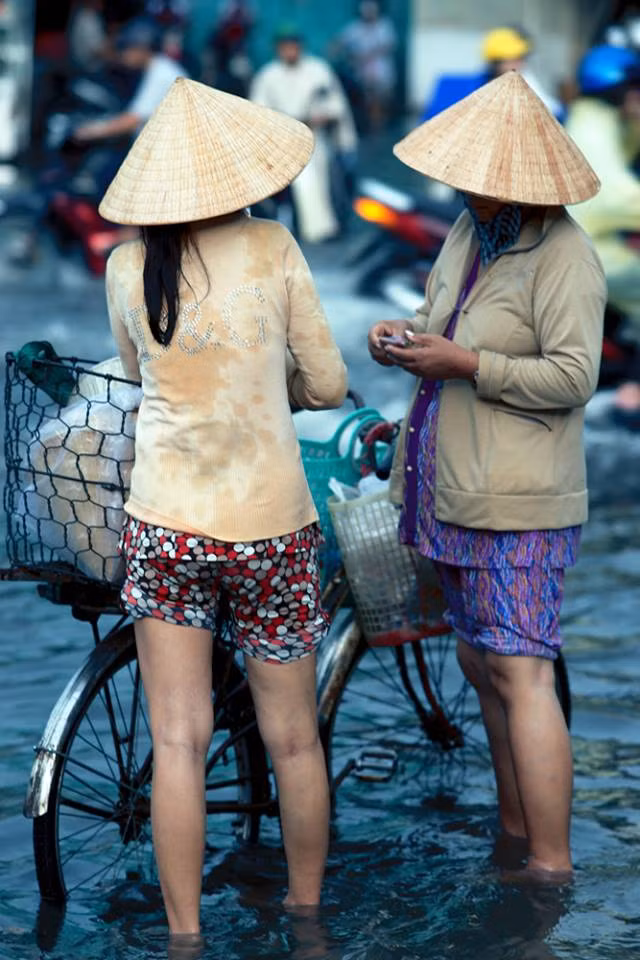 Những bức ảnh gần gũi, bình dị được chia sẻ với nhiều cảm xúc. Với nhiều bạn trẻ, đây đã là một điều quen thuộc, một phần không thể thiếu của Sài Gòn mùa mưa.