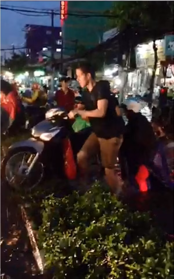 Câu chuyện về hai chàng Tây không ngại mưa gió, nhiệt tình giúp người dân khiêng xe máy, tránh tắc đường ở TP HCM đang khiến nhiều dân mạng, bạn trẻ cảm kích. Thấy nhiều người gặp khó khăn ở đoạn đường trũng, hai chàng trai Tây bỗng dưng xuất hiện giúp người dân khiêng xe qua dải phân cách để di chuyển sang hướng khác nhằm hạn chế tình trạng kẹt cứng.