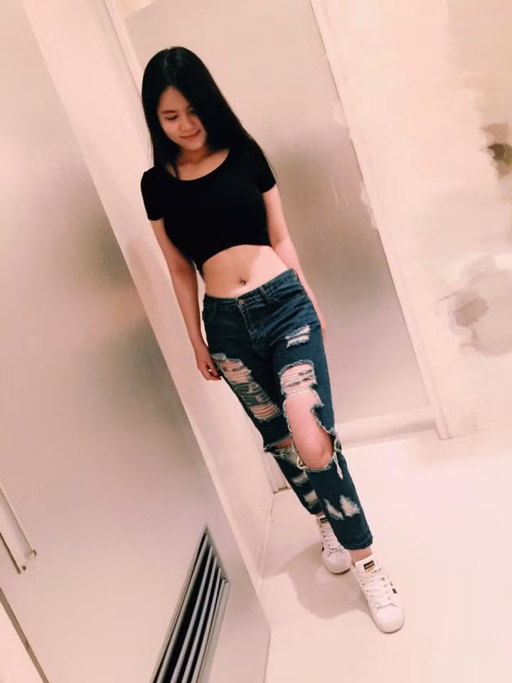 Hồng Chi cho biết "bản sao của nữ hoàng nội y" là cách mọi người quen gọi cô bởi những đặc điểm giống, trùng hợp ngẫu nhiên về ngoại hình, điều này khiến Chi vui, một chút hãnh diện nhưng vẫn luôn cố gắng tìm cách để thể hiện bản thân mình.