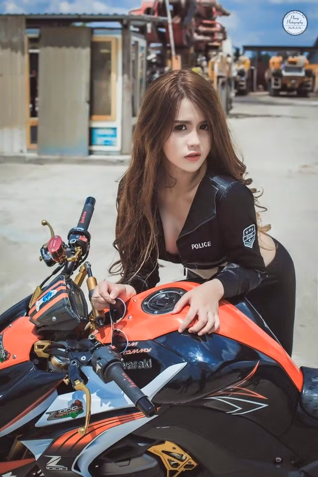 " Bản sao Ngọc Trinh" là cách gọi quen thuộc của nhiều người dành cho Hồng Chi, bởi đơn giản khuôn mặt cô gái này có rất nhiều nét giống "nữ hoàng nội y" Ngọc Trinh, đặc biệt là đôi mắt và khuôn miệng.