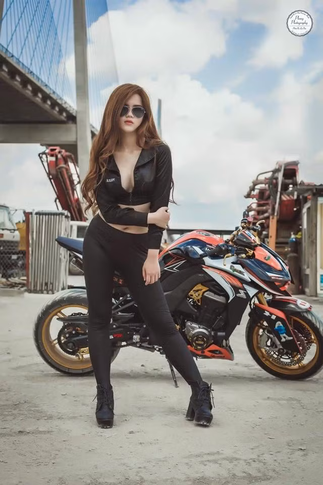 Không đạt chiều cao hoàn hảo nhưng Hồng Chi cũng gây thu hút với mái tóc dài màu nâu, làn da trắng bóc và đặc biệt là những đường cong trên cơ thể không hề thua kém người mẫu Ngọc Trinh. Đây là thế mạnh, đặc điểm giúp Hồng Chi luôn tự tin mỗi khi đứng trước ống kính máy ảnh.