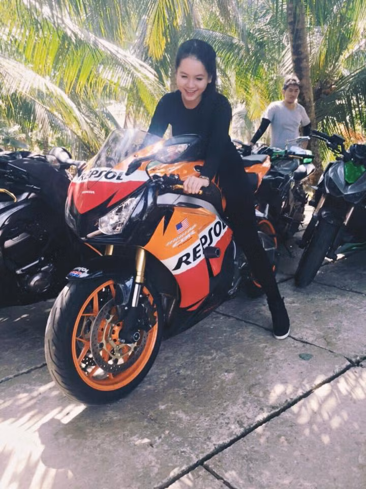 Đam mê và có cố gắng nhưng Hồng Chi cũng cho biết bản thân cô thấy không thoải mái, khá buồn khi gia đình không ủng hộ cô đi theo con đường nghệ thuật. Đây sẽ tiếp tục là một rào cản lớn khác mà thời gian tới Hồng Chi muốn dồn sức để vượt qua.