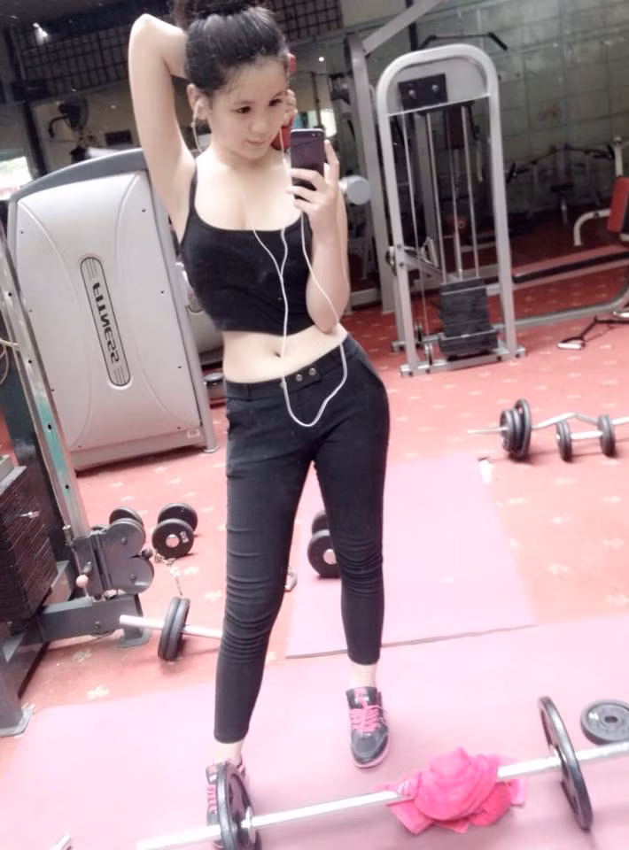 6 năm làm công việc người mẫu, Hồng Chi tự tin bản thân với sự cố gắng là đã có thể vươn tới tầm cao hơn, chuyên nghiệp hơn, không nhất thiết phải núp bóng, dựa hơi một nhân vật nổi tiếng nào khác. Với quan điểm này và sự cố gắng có thể thấy Hồng Chi ở tuổi 18 đã có phong thái, hình ảnh chững chạc hơn tuổi thật khá nhiều.