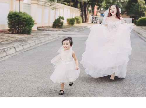 Chị Trương Thị Hải Oanh, sinh năm 1988 là một bà mẹ đơn thân. Hiện tại chị Oanh đang sinh sống cùng cô con gái Rubi, tên thật là Nguyễn Trương Minh Ngân, 4 tuổi ở thành phố Thái Nguyên.