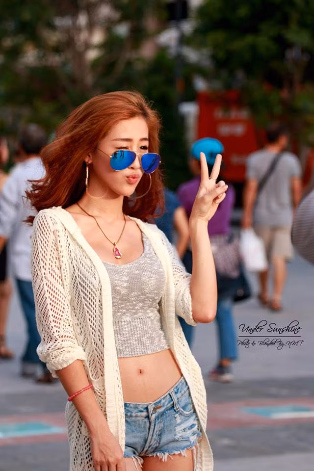 Chân dài 9X sexy cho biết: "Chiếc túi do một người bạn tặng mới đây, nhưng giờ Tiên không thích và sẵn bị mang tiếng là chơi trội, Tiên đã cắt nát nó".