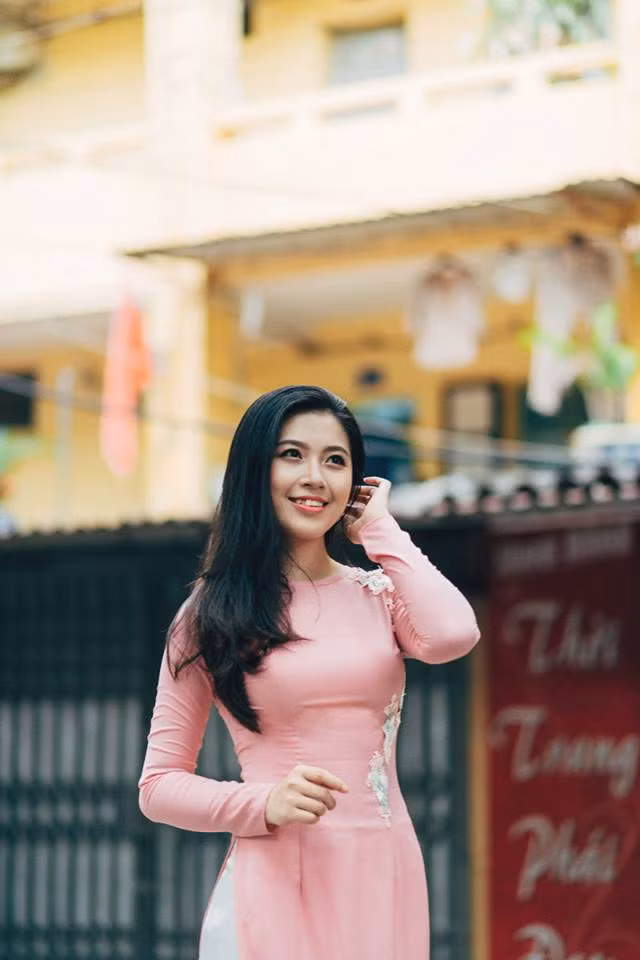  Cô giáo Hải Dương xinh đẹp từng là gương mặt trẻ xuất hiện trên một số trang tin với ngoại hình được so sánh với Hoa hậu Ngọc Hân. Cô giáo 9X sở hữu nụ cười rạng rỡ, nổi bật và khuôn mặt xinh đẹp, thanh tú không thua kém nhiều hoa hậu, hot girl nổi tiếng.