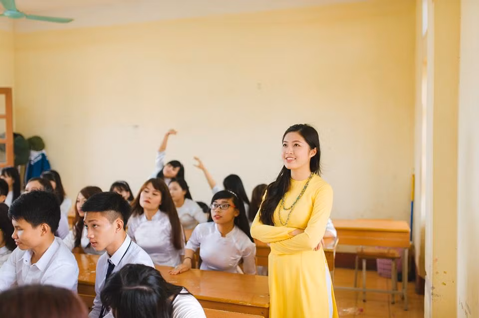 Còn rất trẻ nhưng cô giáo Hải Dương xinh đẹp đã là một người rất tận tuỵ với nghề. Cô đến với nghề giáo từ sự động viên của gia đình, bố mẹ, được giảng dạy ở chính ngôi trường cấp ba trước đây cô theo học… nên lòng yêu nghề, sự say mê với nghề của Thu Liên vẫn lớn dần, sâu đậm hơn qua từng ngày.