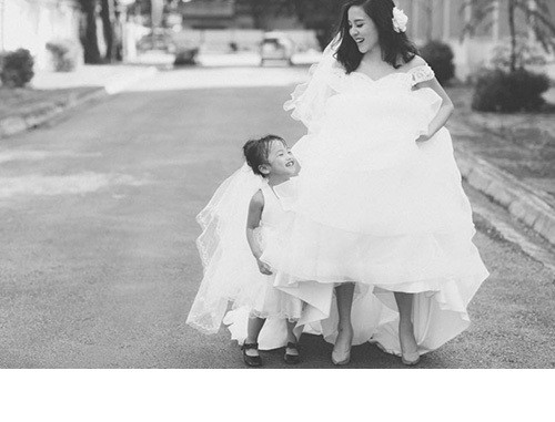 Qua ảnh, có thể thấy bé Rubi là một nhóc tỳ rất hoạt bát, lém lỉnh. Dân mạng cũng nhanh chóng nhận ra đây là cô bé từng gây sốt trong nhiều clip nịnh mẹ với giọng điệu như “bà cụ non”, với biệt danh "cao thủ nịnh mẹ".