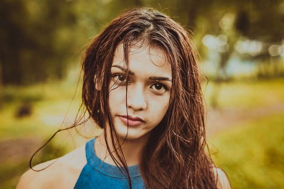 Ngoài ra cô bạn còn kinh doanh mỹ phẩm, thời trang trên mạng để kiếm thêm thu nhập.