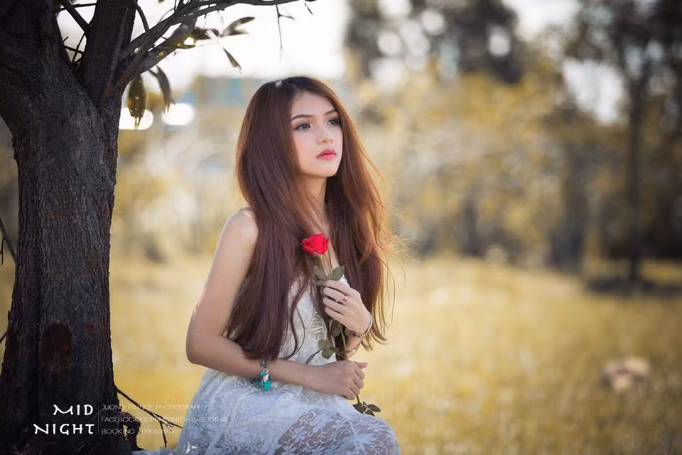 Bùi Lan Anh là 9X Bình Dương xinh đẹp, có khuôn mặt khá đặc biệt khiến nhiều bạn bè, dân mạng dễ liên tưởng đến ca sĩ Hương Giang Idol. Điều này khiến cô bạn sinh năm 1993 nổi bật và cũng tạo nên nhiều kỷ niệm đáng nhớ.