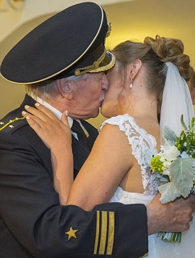 Được biết, 2 tuần nữa Ivan sẽ bước sang tuổi 85, tuy vậy nam diễn viên từng kết hôn 3 lần, có 6 người con và 3 đứa cháu này vẫn mong muốn được về sống chung một nhà với Natalia. Sau hôn lễ, cặp đôi ông cháu dự định sống trong căn hộ của Ivan ở trung tâm thủ đô Moscow.