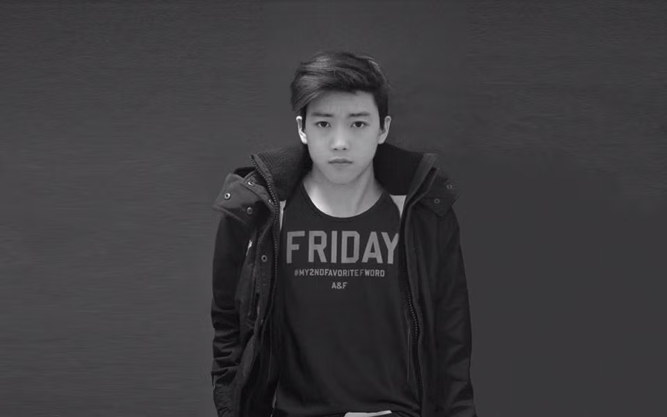 Trong con mắt bạn bè, những fan nữ của Nguyễn Khoa, ngoài khuôn mặt bảnh trai, anh chàng còn sở hữu thân hình săn chắc, bụng 6 múi rất nam tính.