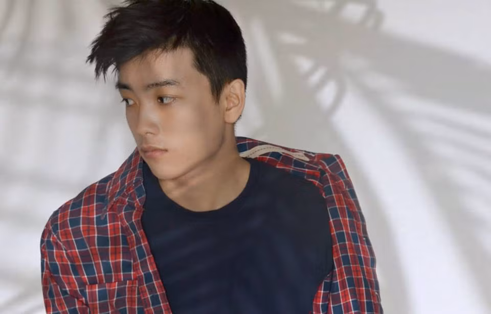 Nguyễn Khoa thường xuyên tự tạo dáng, chụp ảnh trong phòng với một vài phương tiện hỗ trợ. Ngay sau khi được một hãng thời trang dành cho giới trẻ phát hiện và để mắt tới, Khoa nhanh chóng nhận được sự quan tâm của các bạn trẻ là du học sinh Việt và cả những người nước ngoài.