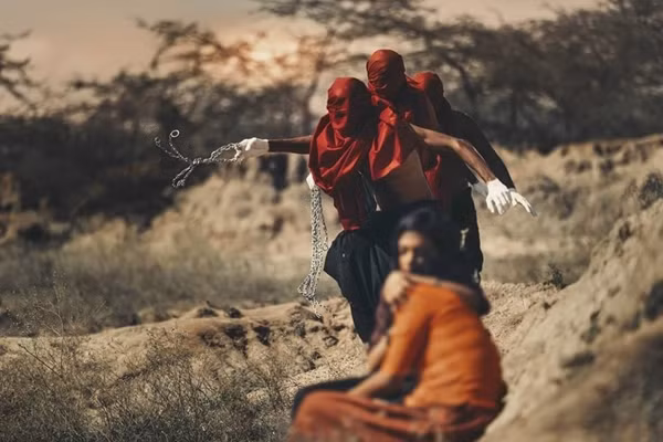 Tuy nhiên sóng gió lại ập tới. Nhóm người bịt mặt, cầm xích trên tay tượng trưng cho sự khắt khe của xã hội Ấn Độ về người đồng giới. Họ lao tới ngăn cản cặp đôi này đến với nhau, bắt trói và để hai cô gái kêu gào trong nước mắt, nỗi đau phải chia lìa.