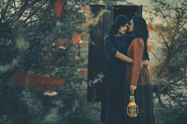 Được biết, bạn trẻ thuộc cộng đồng LGBT ở Ấn Độ hiện nay vẫn phải chịu đựng, đối diện với sự khắt khe, kỳ thị của cộng đồng. Những bạn trẻ đồng tính, dị tính ở Ấn Độ luôn rất khó công khai giới tính thật của mình với gia đình, xã hội hay cả những người yêu thương, thấu hiểu mình nhất.