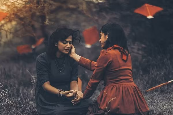 Bộ ảnh của Arjun Kamth có nhiều hình ảnh mang ý nghĩa tượng trưng. Chiếc tủ nơi hai cô gái bước ra tượng trưng cho góc tối, “thế giới ngầm” nơi những bạn trẻ đồng tính ở Ấn Độ vẫn ngày ngày im lặng, gặm nhấm nỗi buồn khi bị kỳ thị hoặc thiếu sự cảm thông.