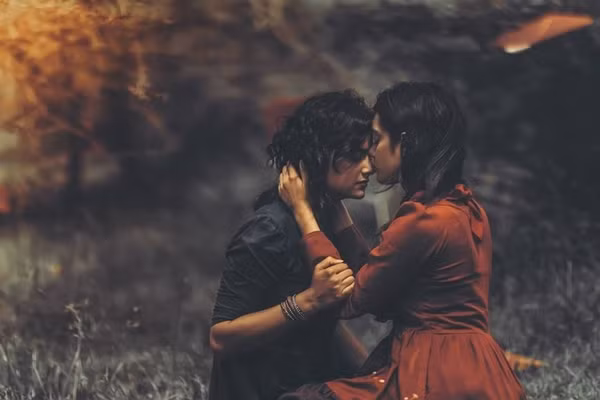 Cặp đôi bước ra ngoài ánh sáng, mạnh dạn đến với nhau, tìm đến nơi có hạnh phúc thực sự.