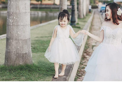 Bộ ảnh được Rainstep Photos thực hiện, với những góc máy, cách diễn xuất không cầu kỳ nhưng vẫn đủ tạo nên những bức ảnh vừa giàu tính nghệ thuật vừa chân thực, gần gũi.