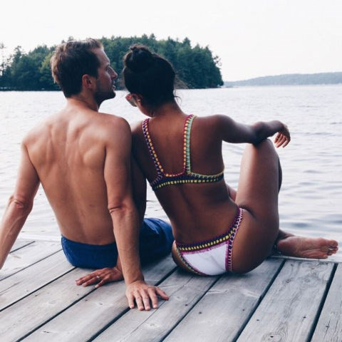 Mốt khoe nếp đùi được bắt nguồn từ sự trở lại mạnh mẽ của mẫu áo tắm khoét đùi cao. Nhờ đó, mỗi khi người mặc giơ chân lên hay ngồi xuống, nếp đùi của họ sẽ được khoe trọn vẹn.