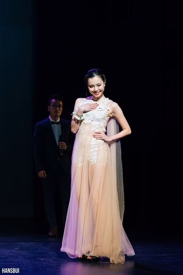 Giống như nhiều du học sinh khác, khi mới tới Australia, dù đã có thời gian trải nghiệm cuộc sống đi học xa nhà ở Mỹ nhưng Ngọc Ân vẫn gặp phải rất nhiều khó khăn. Từng phải đi học rất xa do ở nhờ nhà người thân định cư ở Cabramatta nhưng sau đó, Ngọc Ân quyết định ra ở riêng, tự lập và dần giải toả được những áp lực trong học tập, làm quen với môi trường mới.