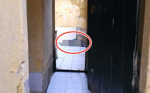 Ha Noi: Mot nguoi dan ong chet trong nha ve sinh cong cong