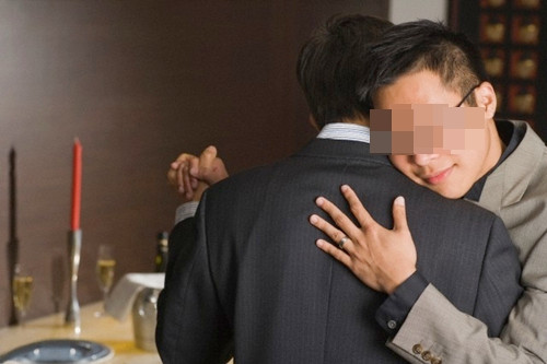 Một lần phát hiện chồng chat sex với một người đàn ông khác khiến chị ghê sợ. Ảnh minh họa.