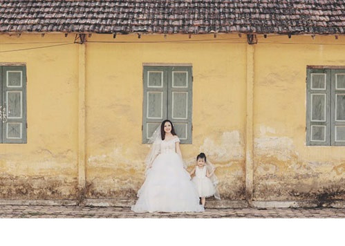 Được biết bối cảnh trong bộ ảnh của bà mẹ đơn thân là con đường quen thuộc, giản dị với không gian yên bình, vắng lặng gần trung tâm thành phố Thái Nguyên. Màu nắng nhạt và nụ cười rực rỡ, ánh lên niềm hạnh phúc của hai mẹ con đã tạo nên những bức ảnh rất giàu cảm xúc, được thành viên các trang fanpage về nhiếp ảnh khen ngợi hết lời.