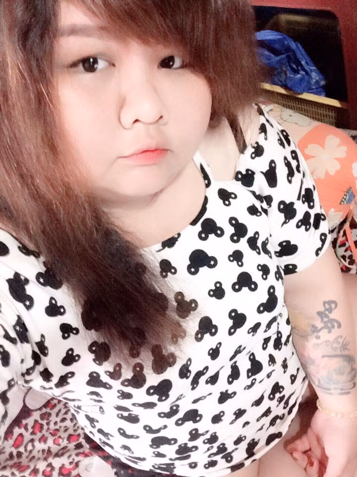 Được biết Kim Ngân và Hồng Việt quen nhau qua một ứng dụng trò chuyện trên mạng. Có vóc dáng không đẹp nhưng Kim Ngân vốn đã quen với điều này nên trong cuộc sống vẫn rất tự tin, vui vẻ… quen biết Hồng Việt nhưng cô nàng vẫn giữ cách nói chuyện khá “cành cao”, kiêu căng để thử lòng anh chàng.