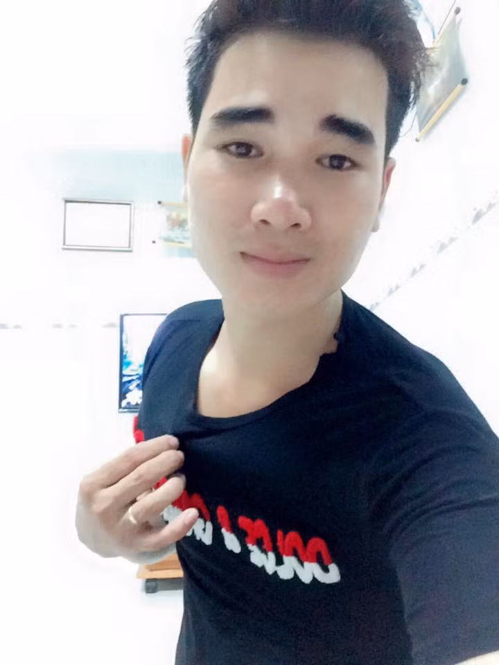 Trở ngại lớn nhất với cặp đôi hơn kém nhau 30kg này là những phản ứng của người ngoài. Thấy Kim Ngân và Hồng Việt gắn bó, không màng đến sự chênh lệch về ngoại hình, không ít dân mạng cũng đăng bình luận “phán” rằng cặp đôi có thể sẽ không yêu nhau dài lâu tình yêu đó chỉ là bồng bột, nhất thời…