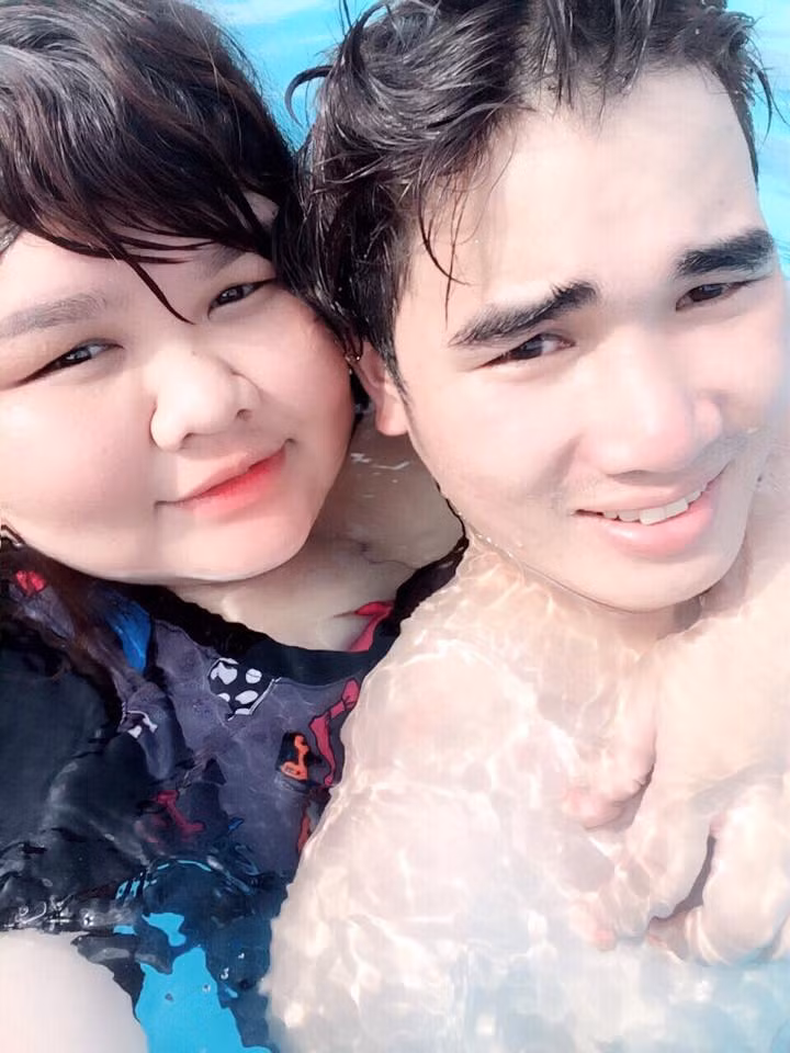 Phía Hồng Việt, dù có cô bạn gái “khổng lồ” với ngoại hình không hề hấp dẫn nhưng anh chàng vẫn rất yêu thương, trân trọng, nâng niu bạn gái. Hồng Việt cho biết từ khi yêu Kim Ngân cậu đã tăng thêm khoảng 10kg, từ mức hơi gầy trở thành lực lưỡng, béo khoẻ.