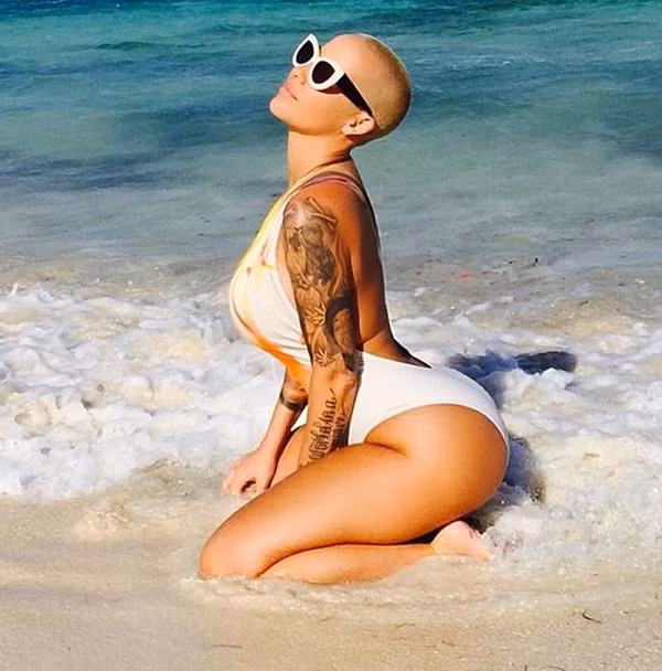 Trên Instagram những ngày này tràn ngập những hình ảnh các cô gái khoe đùi to, có đường nếp gấp cực cong, mềm mại nối với vòng ba khủng, đốt mắt người xem. Chụp ảnh khi đang ngồi hoặc quỳ sẽ là cách khoe các nếp gấp này được triệt để nhất.