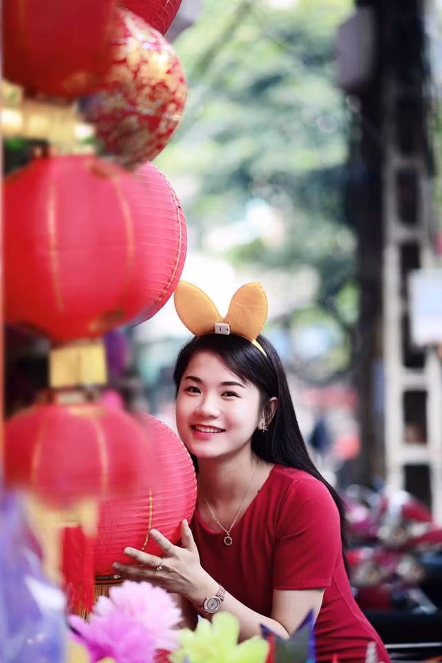 Phương Nhung sinh năm 1993, từng được một số trang tin nhắc tới là một gương mặt khá nổi bật của trường Học viện Cảnh sát Nhân dân. Ngoài chăm chỉ học tập, có thành tích tốt, Phương Nhung còn được các bạn trẻ biết đến qua một vài hoạt động nghệ thuật.