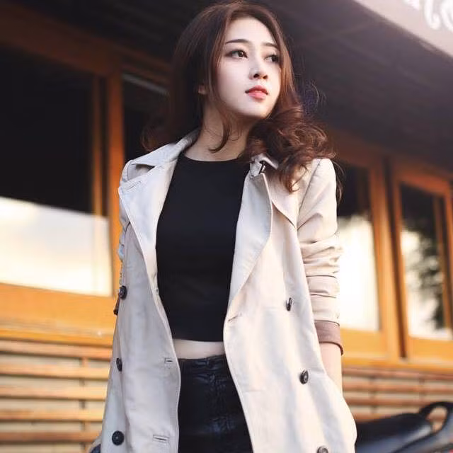 Với giọng hát hay và ngoại hình xinh đẹp, thanh lịch, sau clip cover “Âm thầm bên em”, cô hot girl 9X Hải Phòng có thêm một số lượng lớn người theo dõi trên mạng xã hội. Chỉ trong vài ngày ngắn ngủi, số người follow Hải Anh trên Facebook đã tăng thêm cả chục nghìn người.