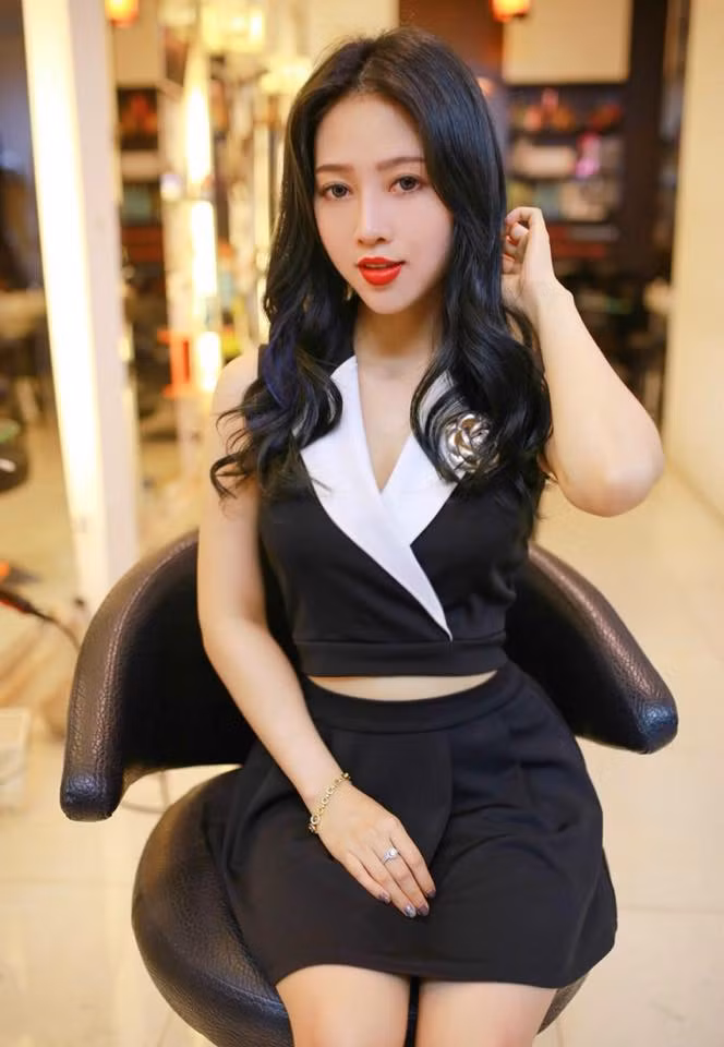 Jenny Phan Hải Anh sinh năm 1992, cô gái Hải Phòng xinh đẹp mê ca hát và còn được biết đến trong vai trò một người mẫu. Cô bạn làm người mẫu ảnh, người mẫu quảng cáo cho một số cửa hàng, thương hiệu thời trang ở Hà Nội và Hải Phòng.