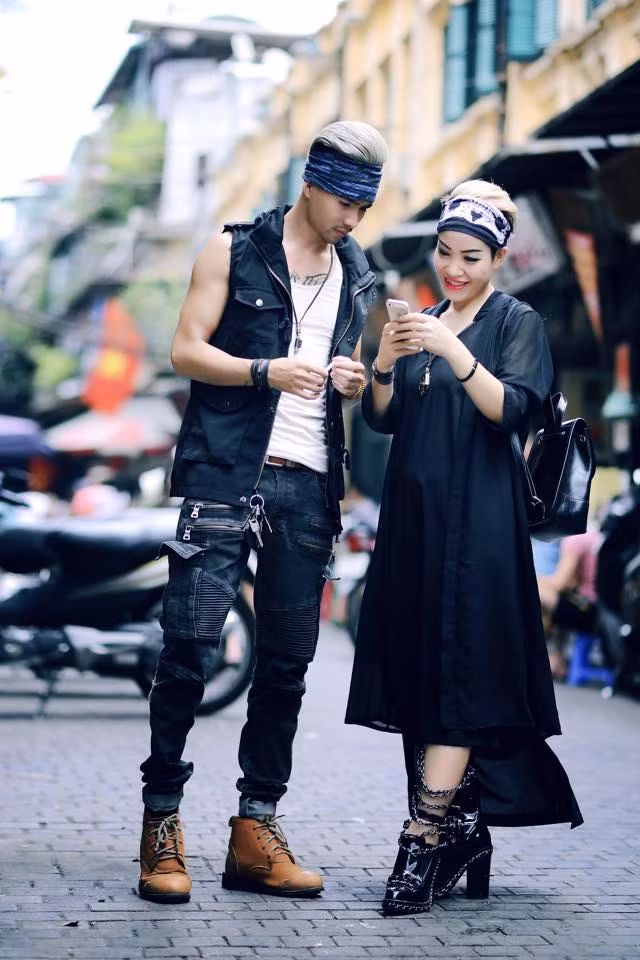 Cô thợ cắt tóc 8X cá tính tiết lộ bức ảnh người đàn ông thích trang điểm gây sốt mạng được chị chụp cách đây khá lâu, trong phút giải lao, cao hứng muốn biết bản thân trong hình hài của đàn ông sẽ như thế nào. Chị tự vẽ râu cho mình và ngồi trước gương chụp ảnh, không ngờ bức ảnh đó lại được chia sẻ và gây nhiều tò mò đến vậy.