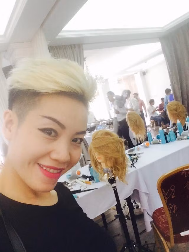 Chị Vân Anh sinh năm 1986, đã làm nghề được 10 năm và hiện có một salon khá có tiếng ở thủ đô, là điểm đến của nhiều bạn gái, hot girl. Là người am hiểu về thẩm mỹ, làm đẹp nên chị Vân Anh cũng rất tinh ý trong việc lựa chọn phong cách cho bản thân.