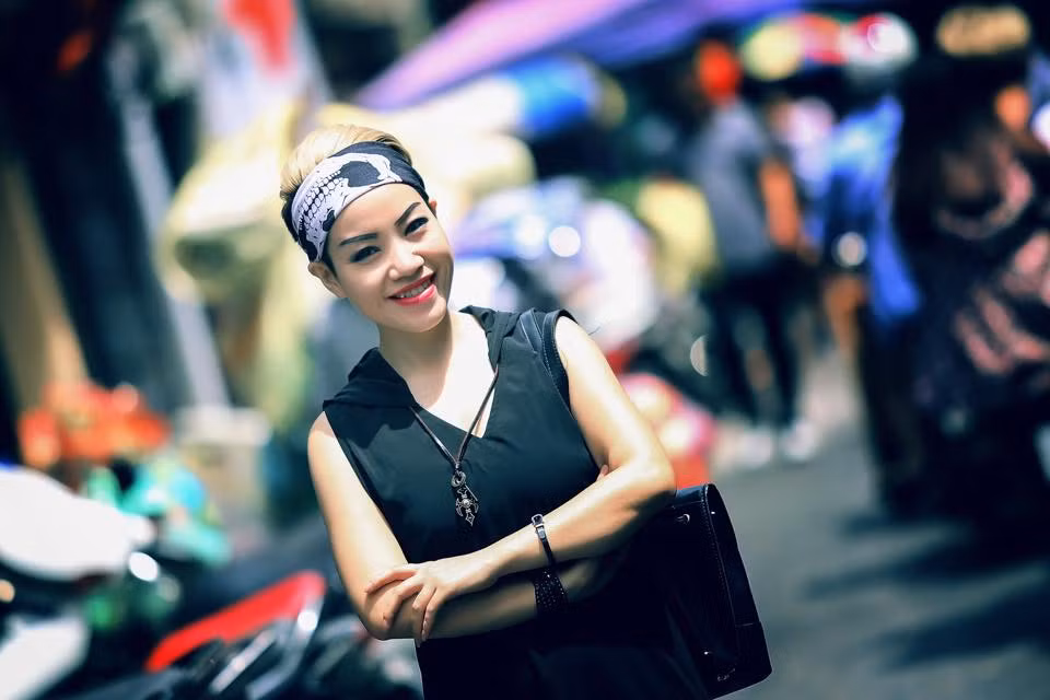 Ngoại hình của nhân vật chính vừa giống phụ nữ vừa giống đàn ông nên sau khi xem bức ảnh này, dân mạng đã thi nhau đồn đoán về giới tính thật của chủ nhân bức ảnh. Và chỉ trong một thời gian ngắn, dân mạng cũng biết được danh tính của “người đàn ông thích trang điểm” gây sốt này.