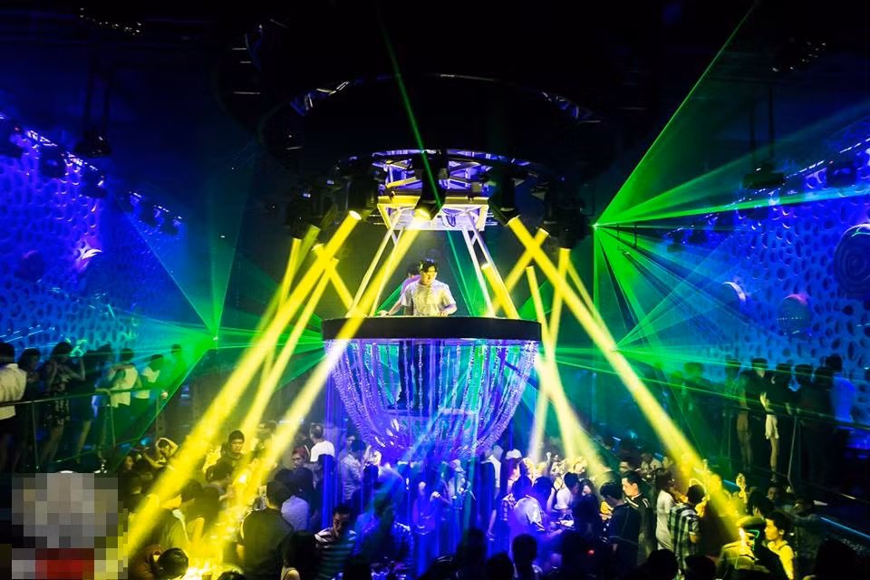 Khi thấy bóng dáng công an, nhiều thanh niên trẻ, dân chơi và các cô gái ăn mặc mát mẻ vội vàng tháo chạy. Kiểm tra tại các bàn rượu, trinh sát tìm thấy nhiều vỏ nylon loại nhỏ, nghi chứa ma tuý bị vứt vung vãi. Những người bị tình nghi sử dụng chất ma tuý, người không có giấy tờ tuỳ thân đều bi đưa về trụ sở công an.