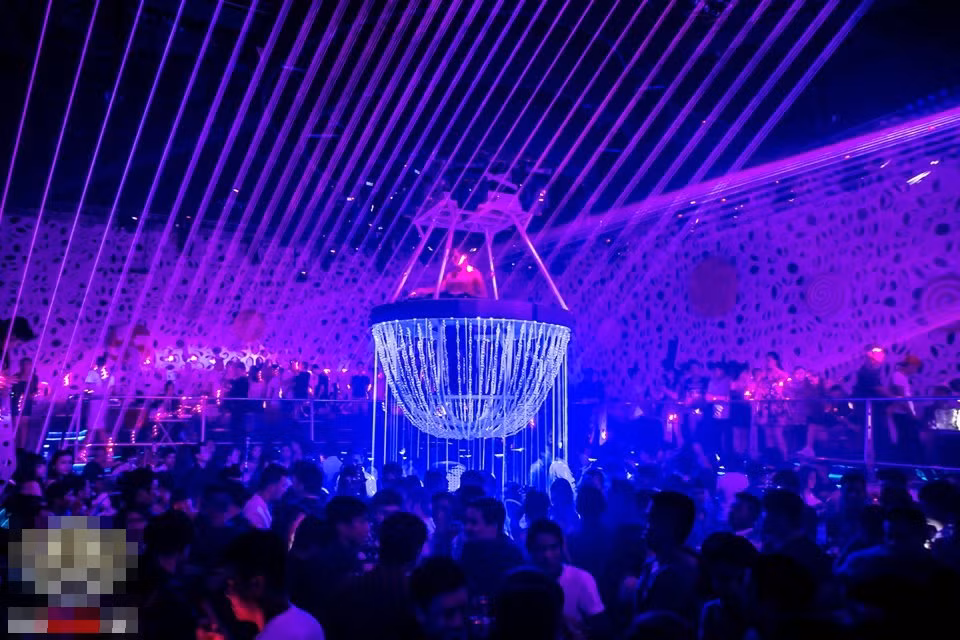 Canalis là một trong những quán bar Sài Gòn nổi tiếng sôi động, có không gian ánh sáng đặc sắc hấp dẫn nhiều thanh niên, dân chơi đến “xoã”, thể hiện đẳng cấp. Đây cũng không phải là lần đầu tiên quán bar này bị công an đột kích.