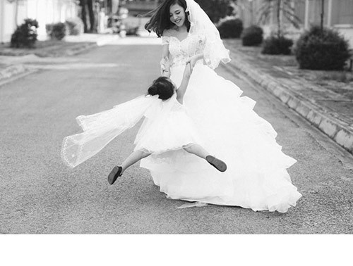 Theo chia sẻ của bà mẹ đơn thân ở Thái Nguyên, bé Rubi còn hơn là một đứa con, cô bé là người bạn đời của chị. Chị Hải Oanh yêu thương con hết mực, luôn cố gắng lưu giữ lại mọi khoảnh khắc, câu chuyện thú vị của con bằng ảnh và video, cuộc sống của hai mẹ con luôn ngập tràn tiếng cười.