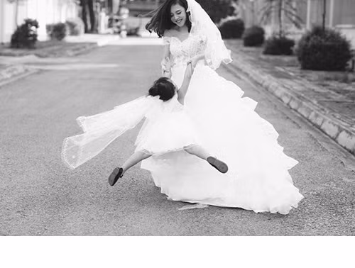 Theo chia sẻ của bà mẹ đơn thân ở Thái Nguyên, bé Rubi còn hơn là một đứa con, cô bé là người bạn đời của chị. Chị Hải Oanh yêu thương con hết mực, luôn cố gắng lưu giữ lại mọi khoảnh khắc, câu chuyện thú vị của con bằng ảnh và video, cuộc sống của hai mẹ con luôn ngập tràn tiếng cười.