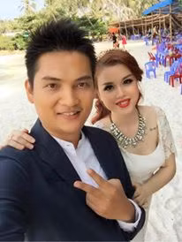 "Ông trùm hoa hậu" còn rất thích thú khoe thêm những hình ảnh trong hậu trường ảnh cưới, nơi anh và vợ sắp cưới Lan Anh nô đùa, "tự sướng" nhí nhảnh bên nhau.