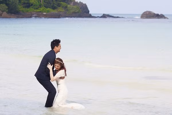 Được biết, cặp đôi ông trùm hoa hậu chụp ảnh cưới tại Nam Du - một quần đảo vô cùng xinh đẹp của Việt Nam. Trong bầu không khí xanh tươi của đất trời, có thể thấy Mã Siêu và Lan Anh đang vô cùng hạnh phúc với tình yêu của mình.