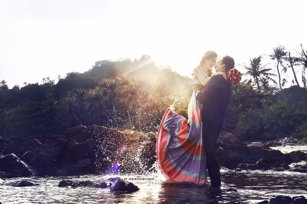 Những tấm hình đầu tiên trong series ảnh cưới của cặp đôi đặc biệt này được ông trùm hoa hậu Mã Siêu chia sẻ trên trang cá nhân của mình và nhiếp ảnh gia Zuki Nguyễn. Vẻ đẹp, sự lãng mạn của những bức ảnh khiến bất cứ bạn bè nào của Mã Siêu và Lan Anh cũng đều phải trầm trồ.