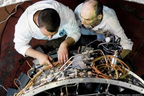 Lắp ráp mẫu động cơ thử nghiệm NK-361.